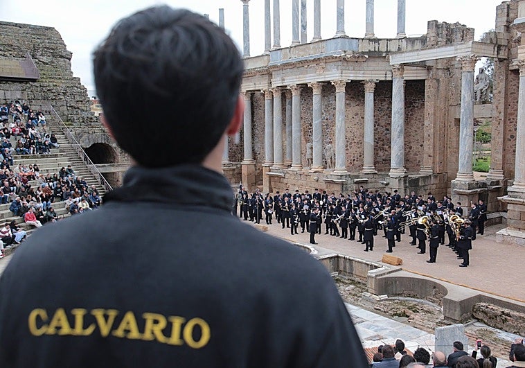 Unas 2.500 personas vibran con la música de Semana Santa por el aniversario de la cofradía de Calvario